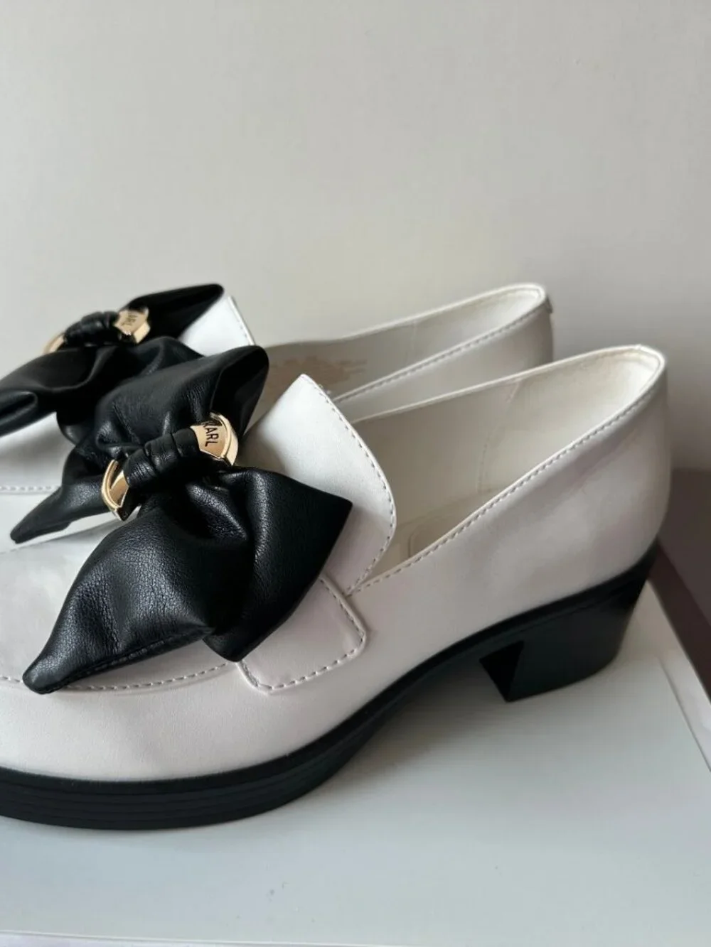 KARL LAGERFELD PARIS Camilia Fan Bow White Loafers With Black Bow Shoes Size 7.5